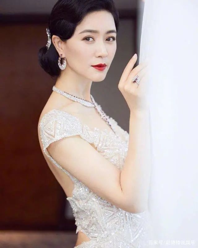 娱乐圈最有女人味的10大女星,个个婀娜多姿,你最喜欢谁?_腾讯新闻