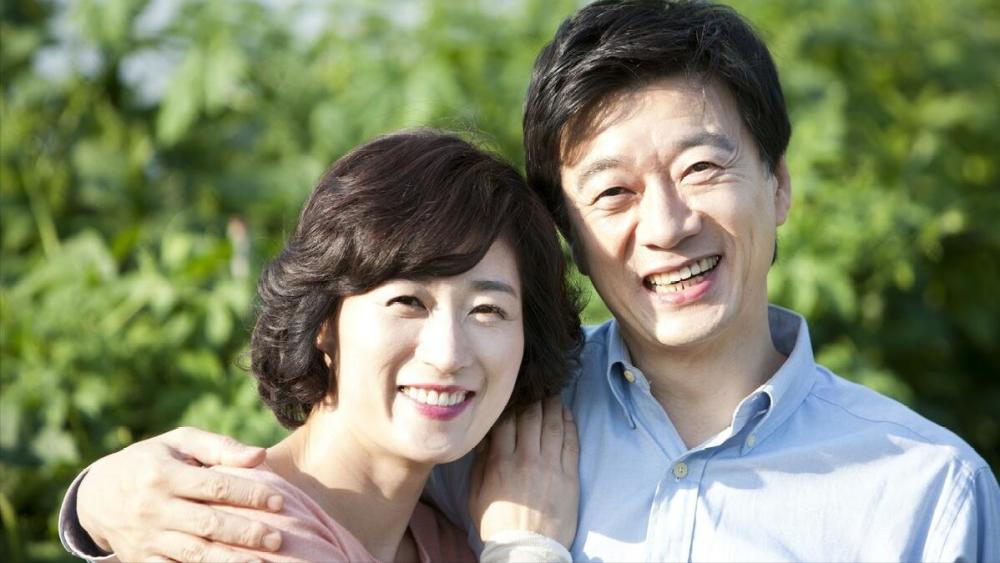 50岁男人自述:再婚娶了60岁的老婆,晚年过得超级幸福