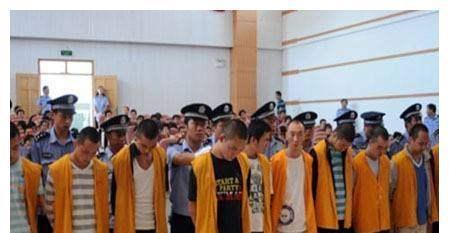 重庆最牛黑老大,说他来了小孩就不敢哭,当地人只认他不认县长