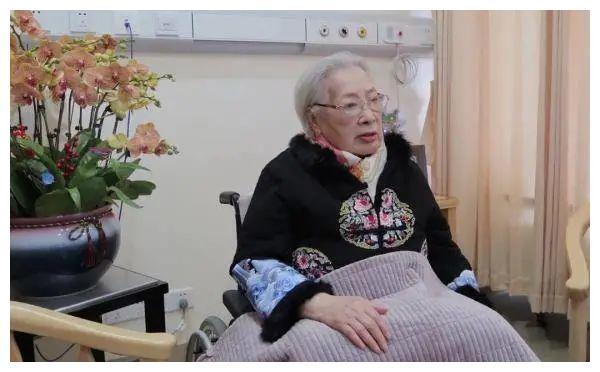 秦怡在病房过100岁生日:没有一道皱纹的她,尝遍苦难,终成传奇!