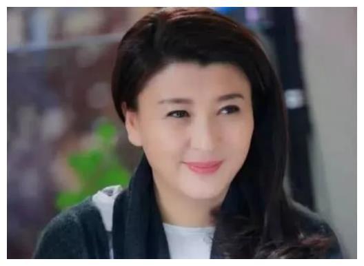 她跟林越开始恋爱,林越当时已经离婚还带着一个女儿,两个人结婚后闫