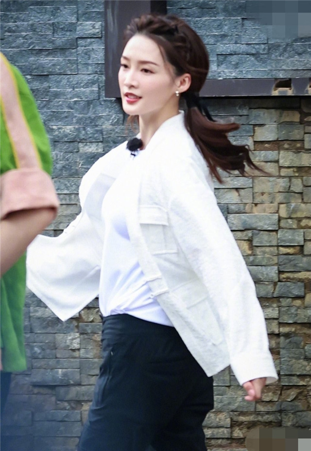 李沁最新路透曝光双马尾运动风超有活力少女感十足