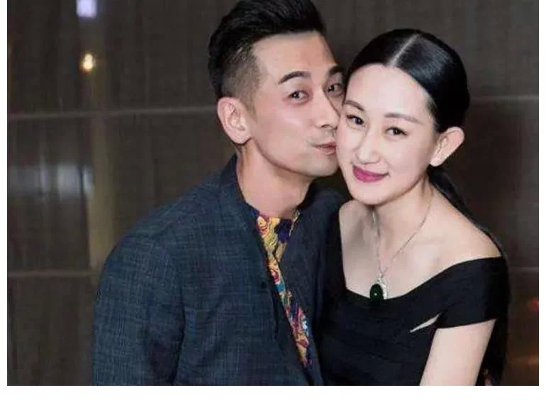 自从嫁给赵文卓后,张丹露便淡出娱乐圈,专心在家做全职主妇.