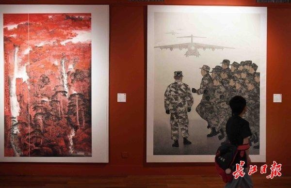 馆观看百年辉煌·武汉记忆:庆祝中国共产党成立100周年全国美术作品展