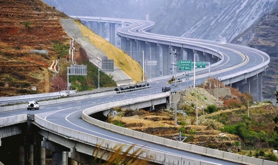 基建狂魔又一典范,斥资160亿打造雅西高速,堪称公路史