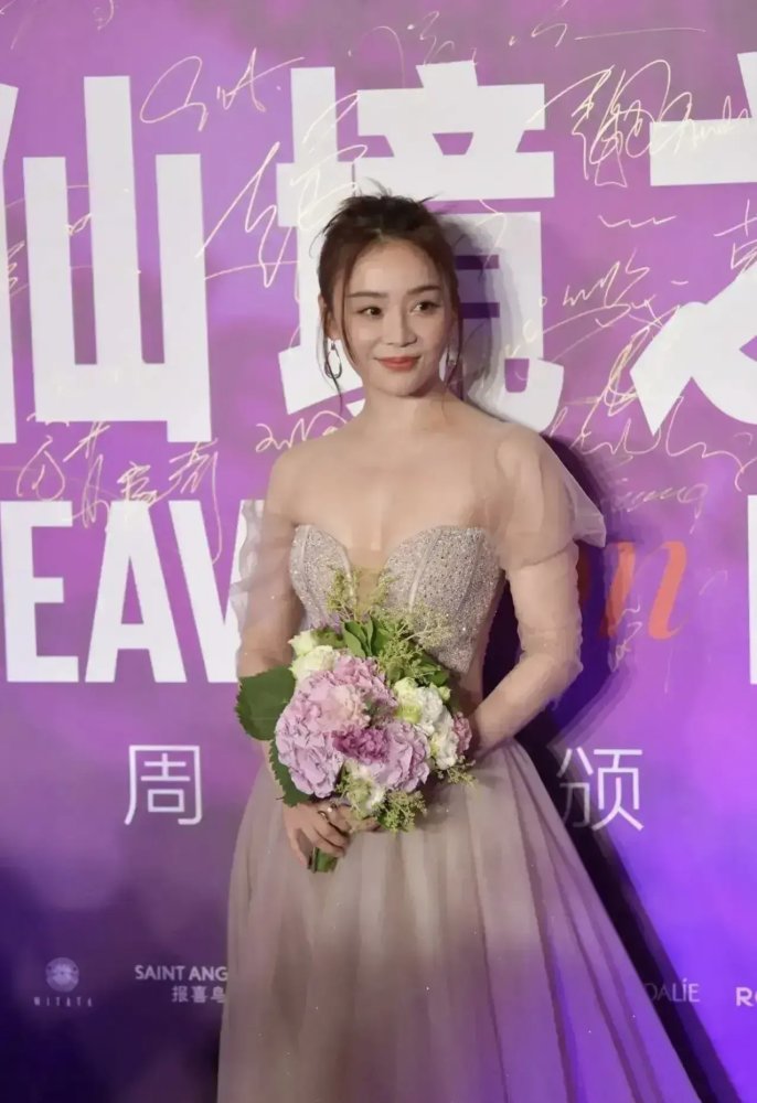 袁姗姗身穿一袭抹胸礼裙尽显妩媚动人