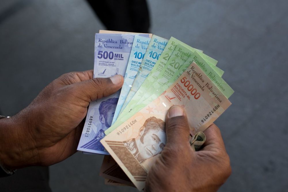 委内瑞拉发行新货币再次抹掉六个零,100万存款只能换50万现金