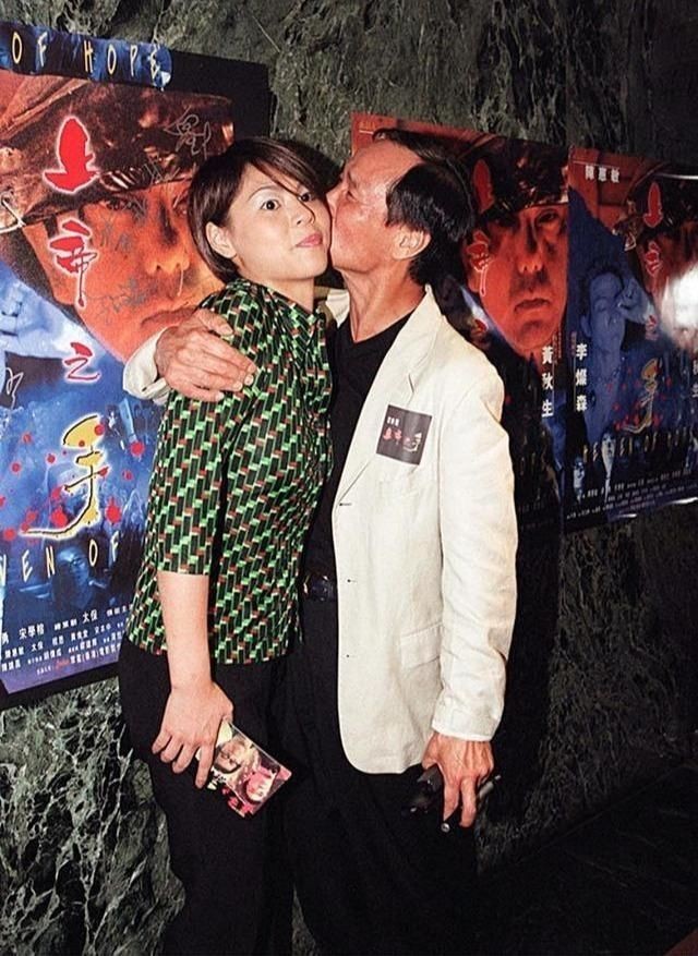 陈慧敏和李小龙当年相约拳馆,陈慧敏挡了李小龙两拳,就招架不住_腾讯