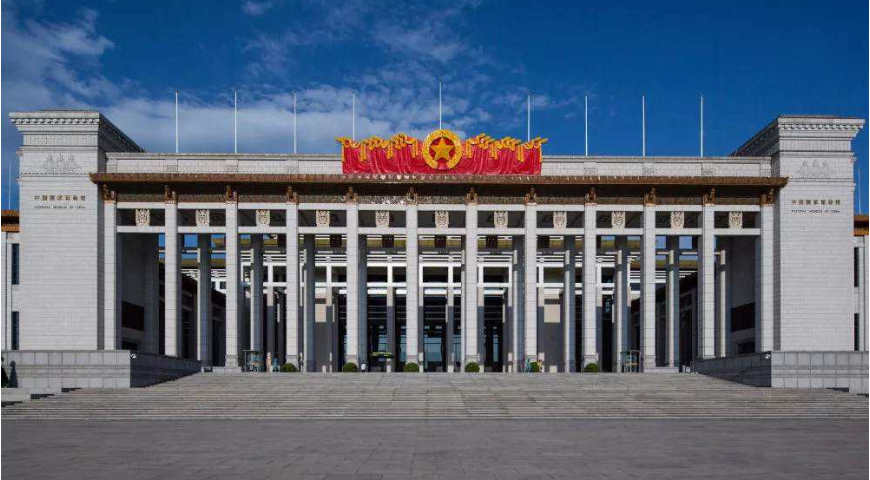 中国国家博物馆简称国博,位于北京市中心天安门广场东侧,东长安街