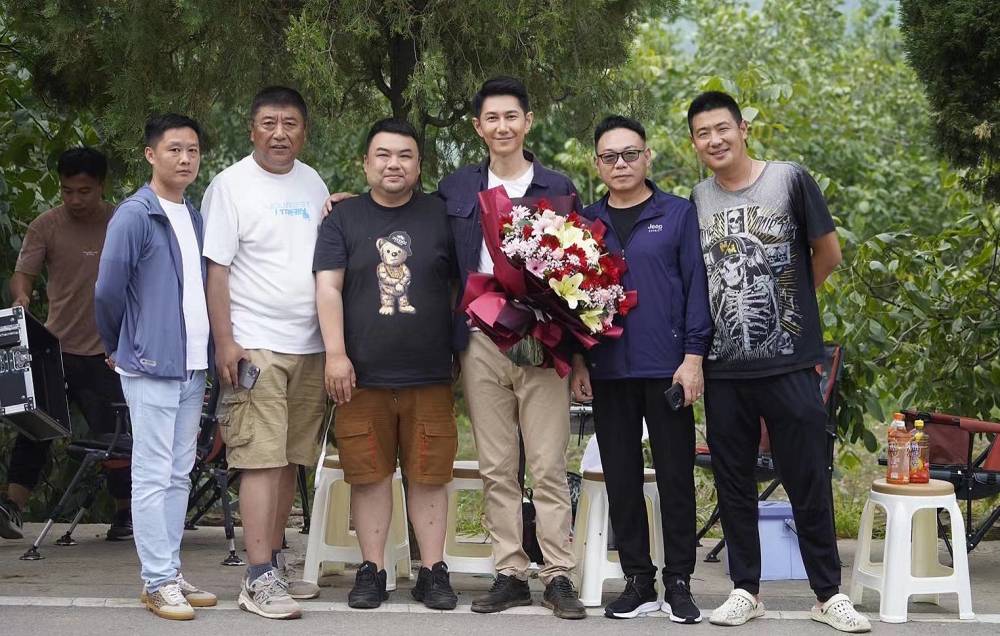 7月4日,何明翰主演的电视剧《老兵荣耀》正式在济南杀青.