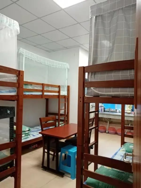 重庆第二外国语学校渝北中学本部宿舍一般住8人,宿舍里面含空调双卫浴
