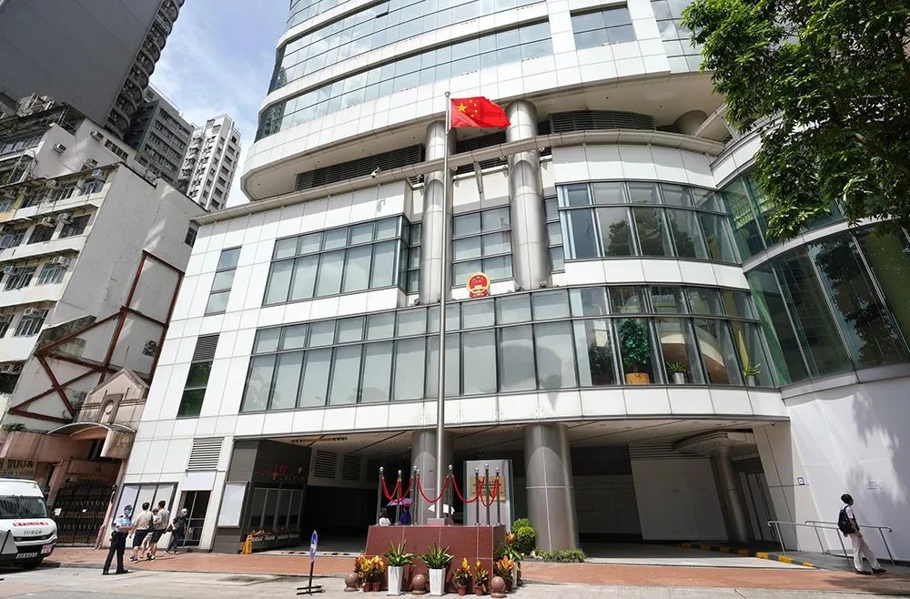 另一方面则是通过实施香港国安法,优化香港特区的宪制架构,设立中央驻