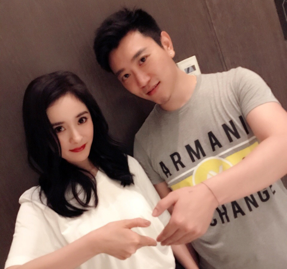 懒理与魏大勋关系上热搜杨幂与男友人开心合影比同款剪刀手心情好