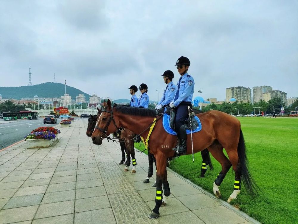 大连骑警人民广场亮丽的风景线