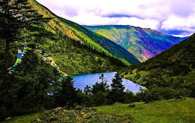 第六站 朗县 拉多藏湖由大小不一的五个小湖泊组成,雪山草地倒影湖中