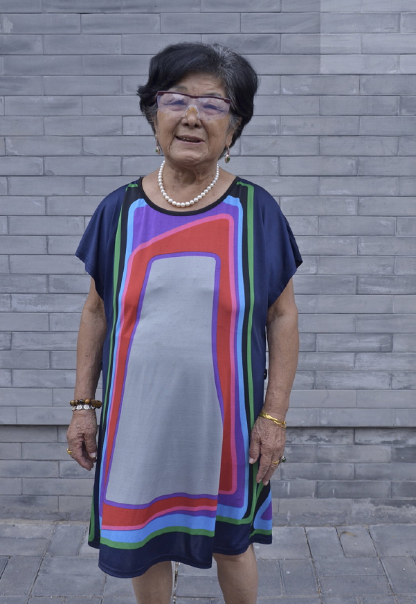 比起上海奶奶的精致时尚,北京大妈的裙装造型,传统还