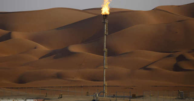 沙特阿美油田的石油设施中燃烧的火焰
