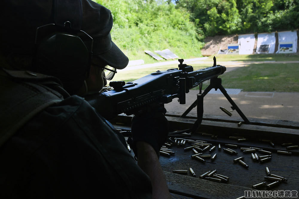 奥地利陆军新兵训练 古董级mg74机枪宝刀不老 士兵需要小心伺候