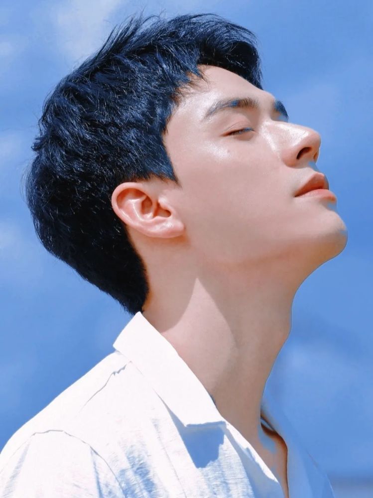 都一样撩到不行~就连抬头的侧脸,竟有着异曲同工之妙~跟又奶又撩的
