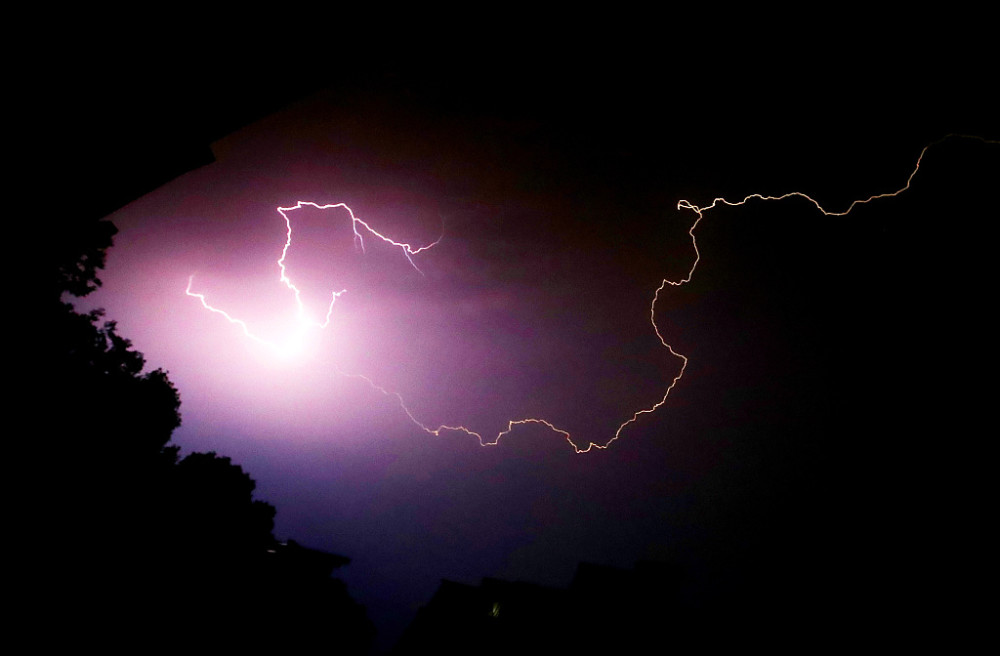 江苏苏州:夏夜出现暴雨雷电天气