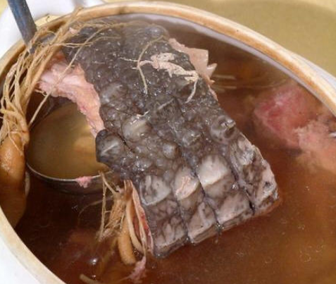 从新加坡的高档餐厅到路边小摊都可以见到鳄鱼肉的身影.