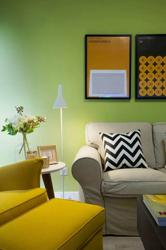 绿色用黄色来做跳色,用布艺沙发来做搭配,色彩丰富而不单调.