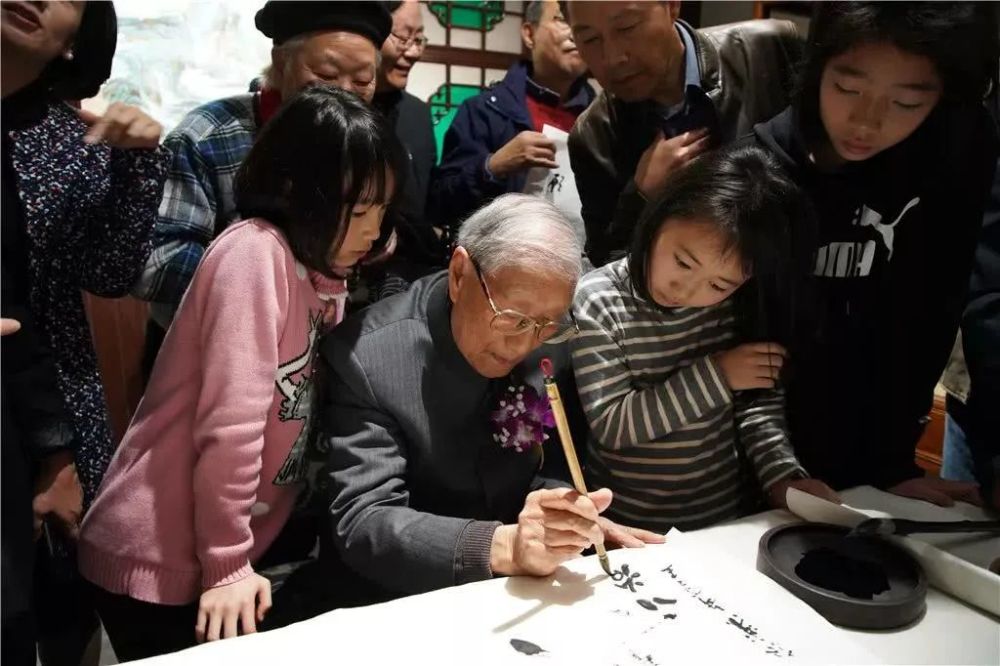顾振乐(右)与西泠印社名誉副社长高式熊(左)