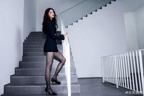 关晓彤晒最新造型写真,搭配黑色丝袜和高跟鞋,腿长逆天