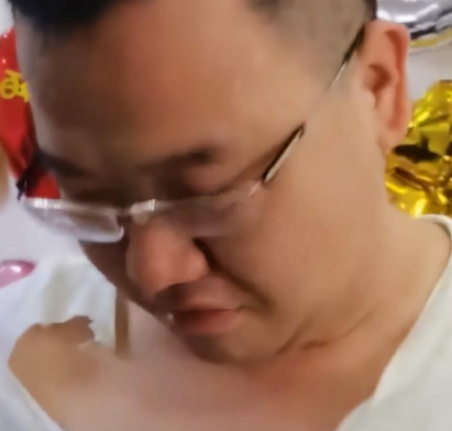河南南阳一新婚现场遇过分婚闹新娘连薅带挠震慑婚闹者