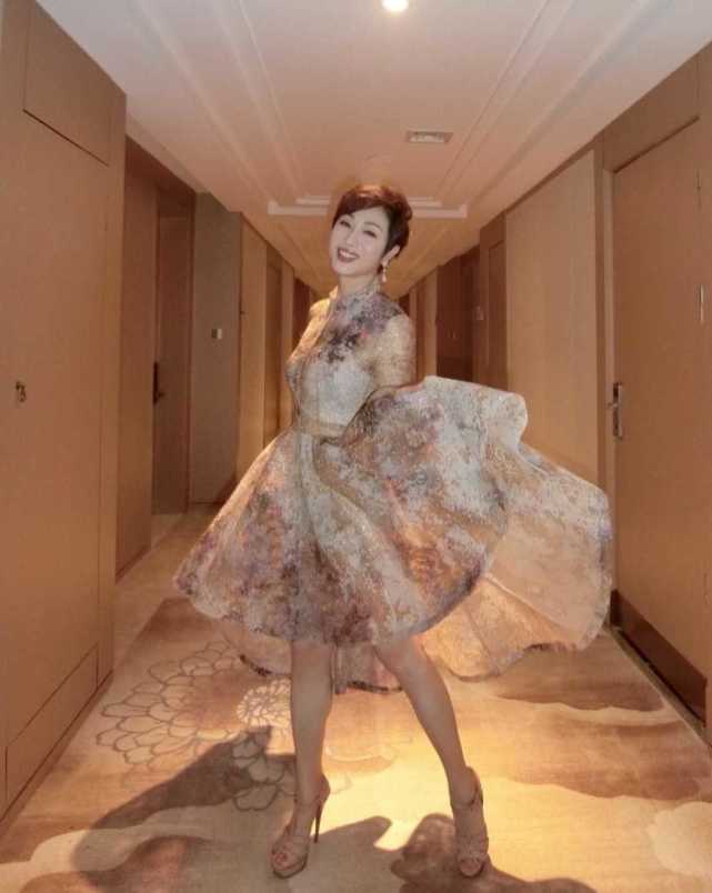 55岁陈法蓉又美出圈了,穿亮片薄纱裙高级优雅,说30岁