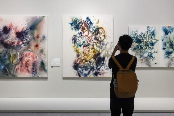 7月6日,参观者在浦东美术馆拍摄展品.