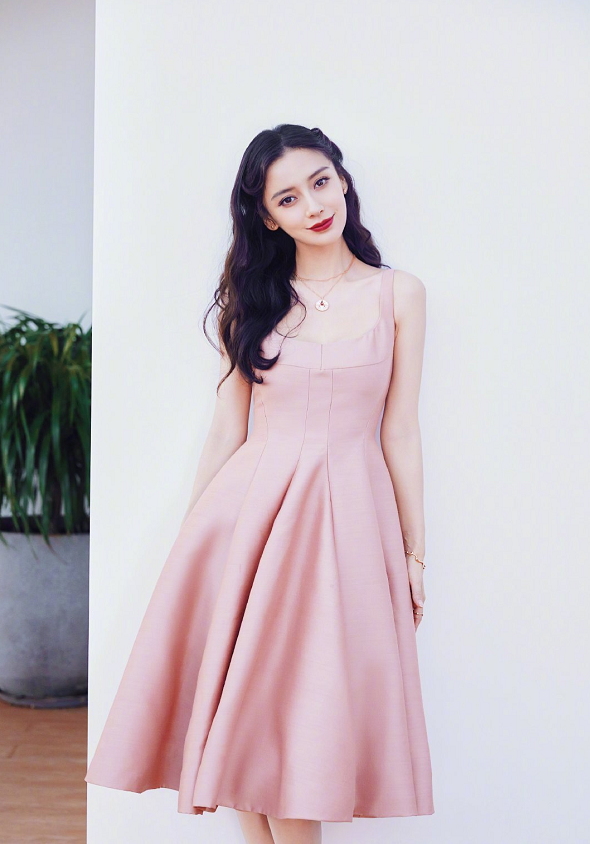 angelababy晒与七彩祥云合影穿粉色公主裙超梦幻发际线太抢镜