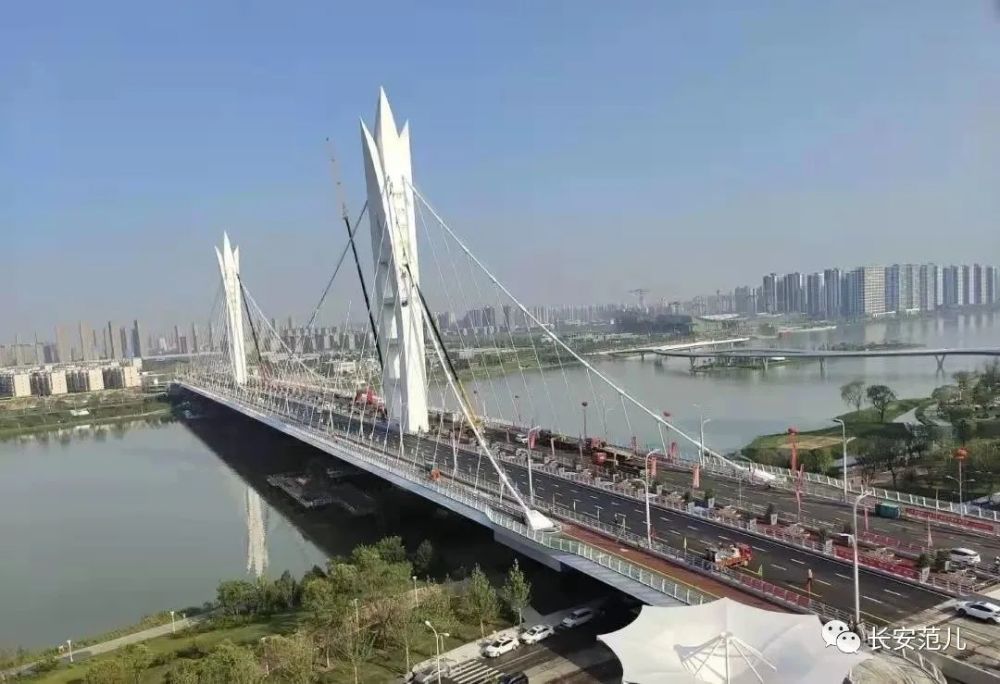世界第一宽西安首座悬索桥灞河元朔大桥建成通车