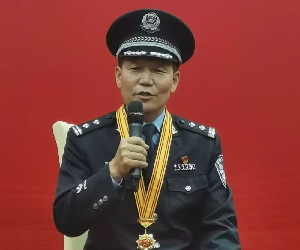 宝音德力格尔 :我是一名普通的基层人民警察,入党以来,我的初心从来