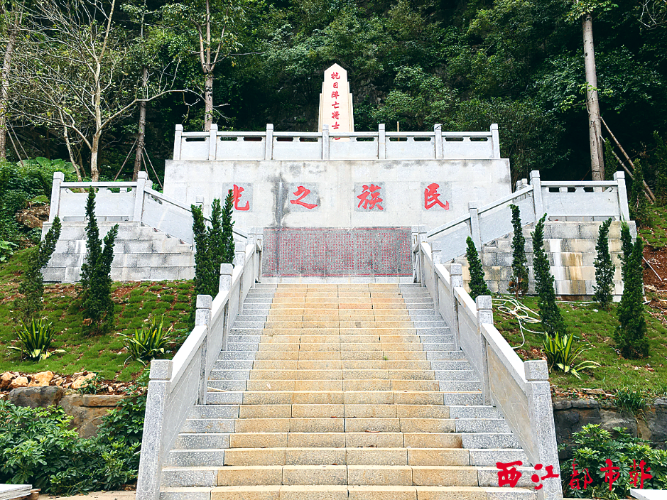 走进苍梧县石桥镇龙岩山公园,风景秀丽,巍峨的龙岩山仿佛坚定不移地