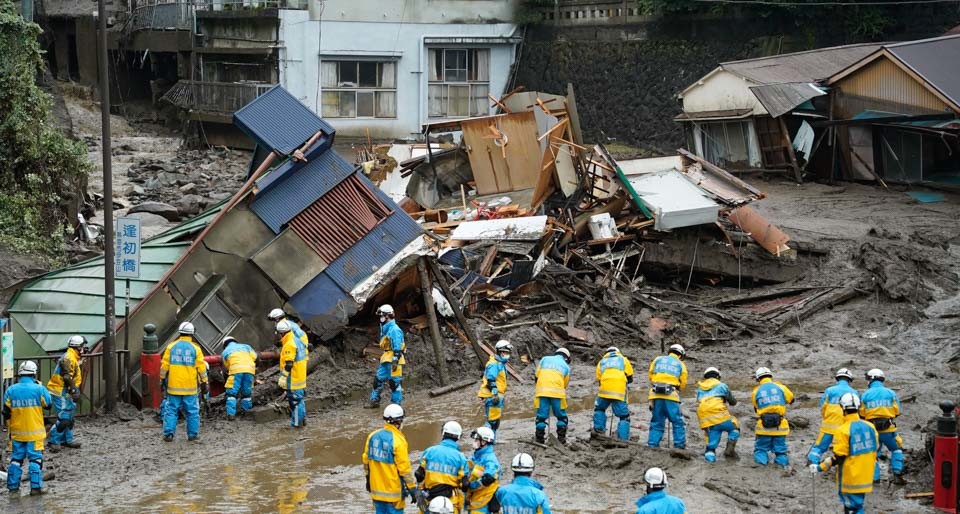 2021年7月4日,救援人员在日本静冈县热海市泥石流灾害现场搜救.