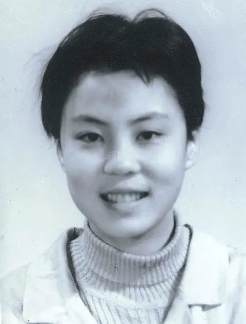 吴今,朱令是一对美女姐妹花,父亲吴承之,母亲朱明新.