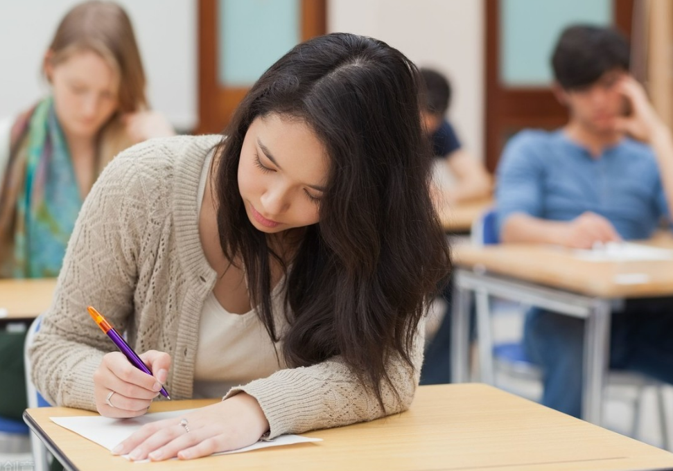 大学生努力学习,有时间就去图书馆,却比不上成天玩乐的学生