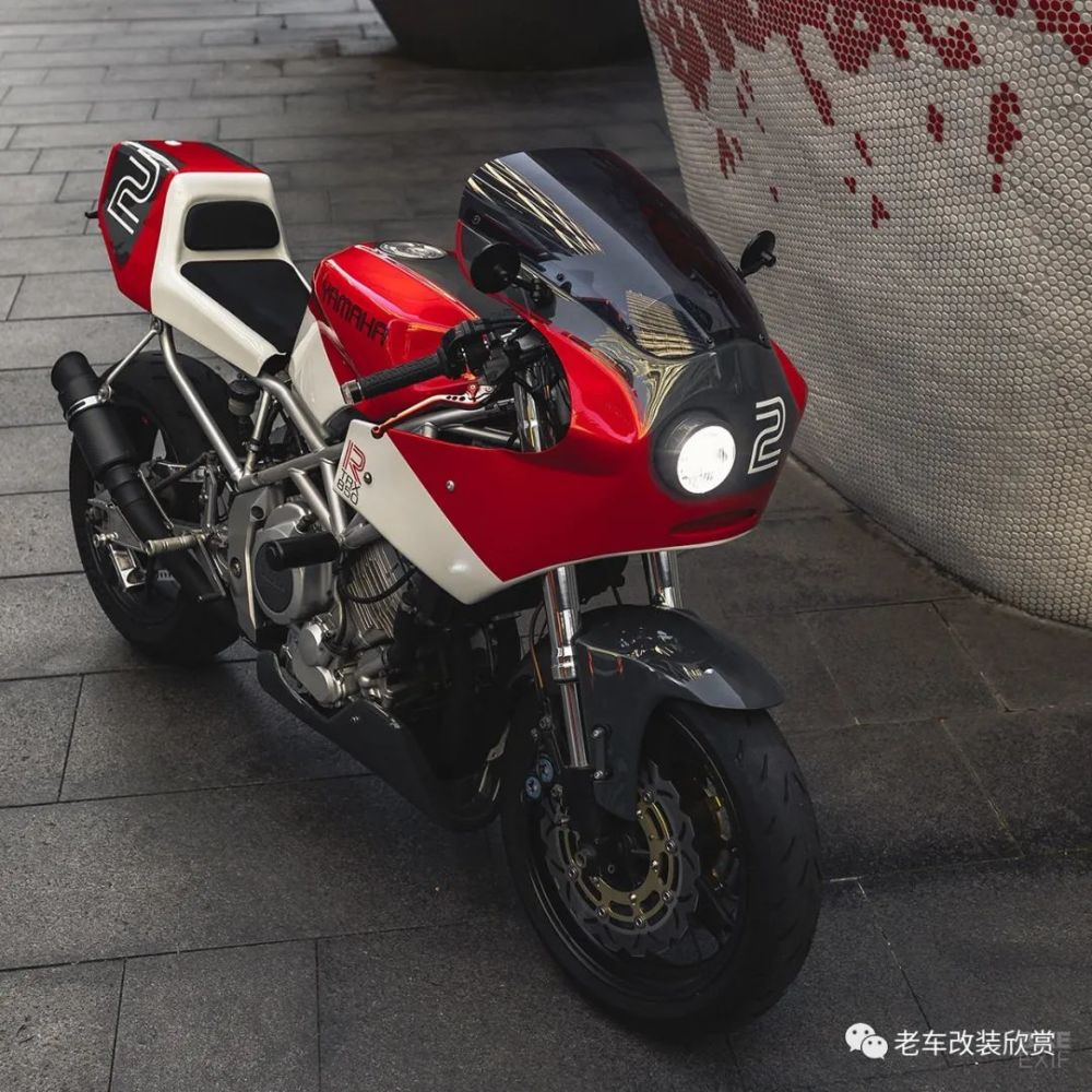 雅马哈trx850是一款比较另类的车型,和雅马哈道路猛虎tdm850同款