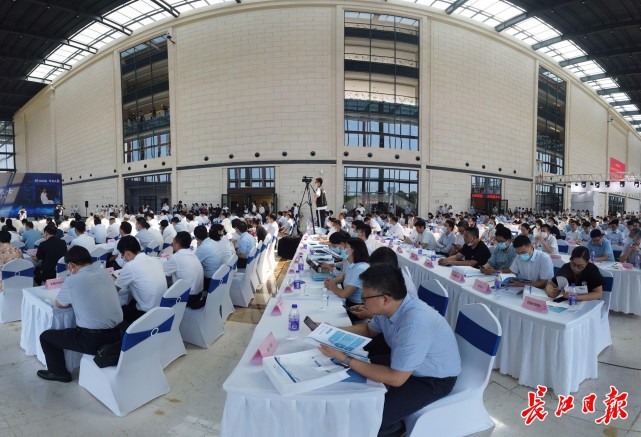 有限公司与江汉大学签约合作开发"新能源与智能汽车开发及示范"项目