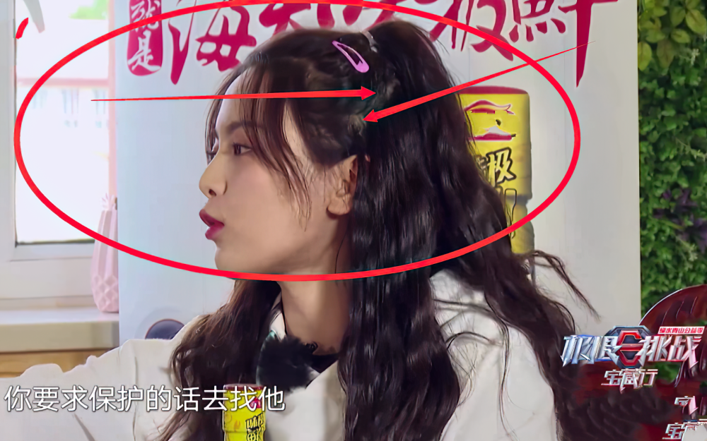 杨超越梳羊毛卷秀发量,镜头拉近被"发缝"出卖,原来真实发量这样