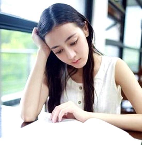 小女孩撞脸迪丽热巴,新疆孩子天生"混血相",普通孩子羡慕不来