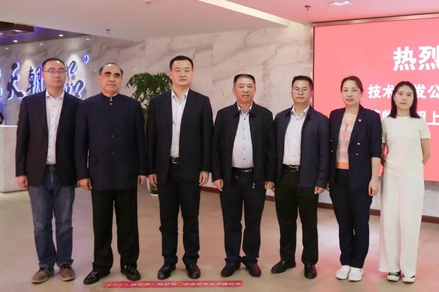 公司党委副书记,总经理范庆华(左三),党委委员,副总经理李帅(右三)