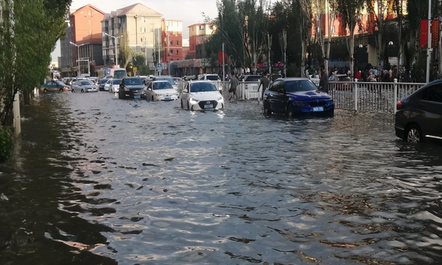 内蒙古呼和浩特暴雨中爱心志愿者为你保驾护航