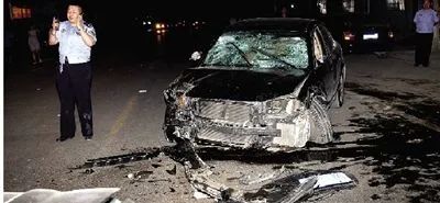 梦魇边缘，解析梦见别人开车撞死人，死人还冲着我笑的深层含义