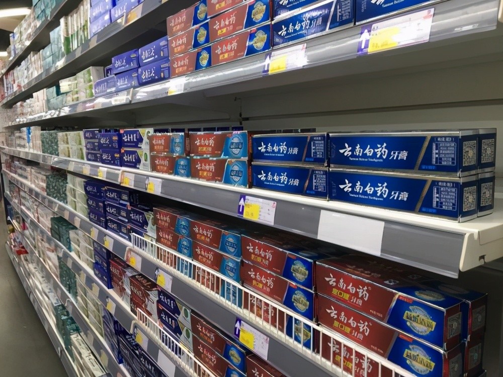 在如今的各大超市中,货架上的牙膏品牌可谓是琳琅满目,即使如此,每个