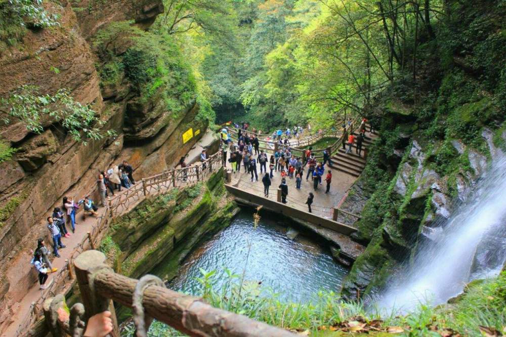 四川一个是5a级旅游景区的大峡谷,景区内60多个景点均