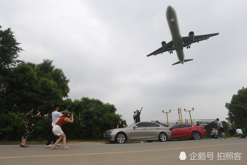 7月7日,在沈阳桃仙国际机场外,一架又一架的飞机在机场起飞降落,也