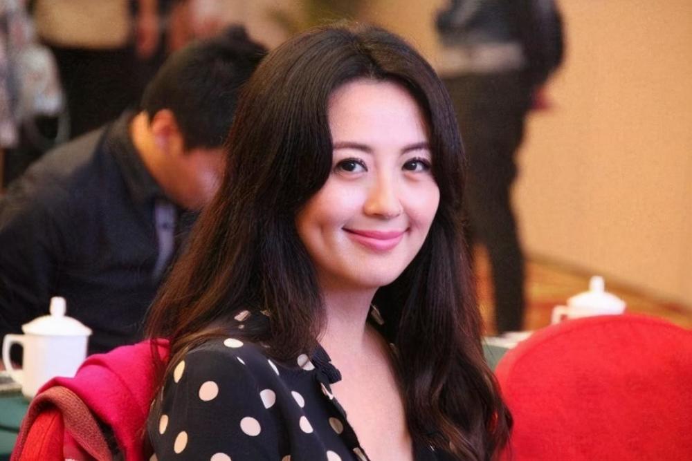 著名女星拍戏中途意外怀孕,孩子生父至今成谜,45岁仍如少女