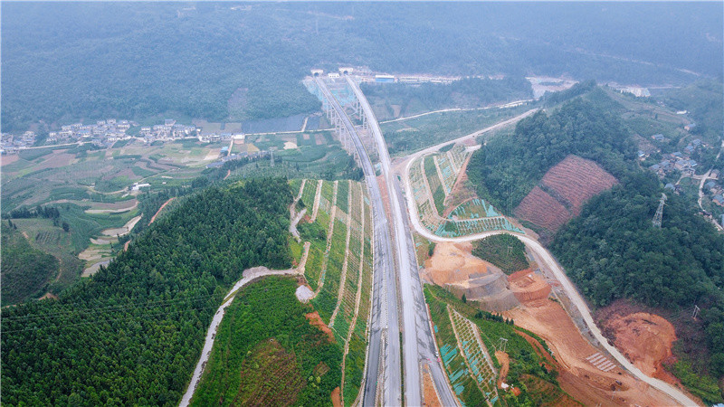 供图详情请看《通告》原文:文山至麻栗坡高速公路封闭施工的通告(2021